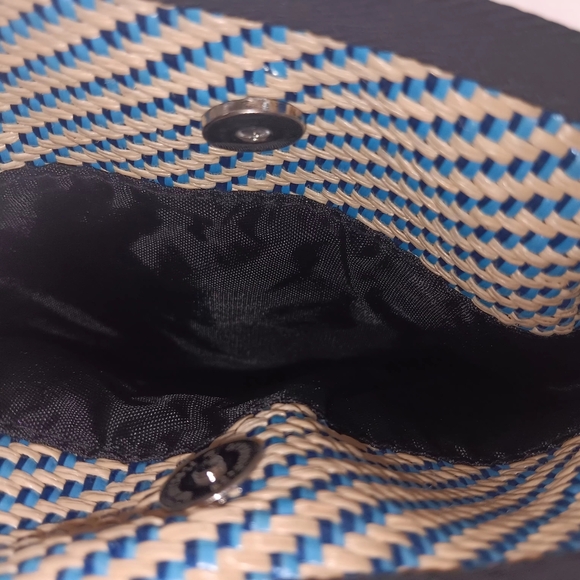 Kavu Blue and White Crossbody Bag for Everyday Adventures - Picture 9 of 10